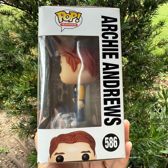 Funko Pop! Television: Hot Topic Exclusive Riverdale Pop! Archie Andrews #586 🆕 - Picture 5 of 7